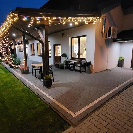 Hotel & Restauracja Wroblewscy Karniewo Exterior foto